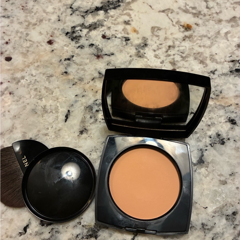 CHANEL   Make up AUTHENTIC   Powder Compact , brush, powder with Black Logo - Picture 3 of 6